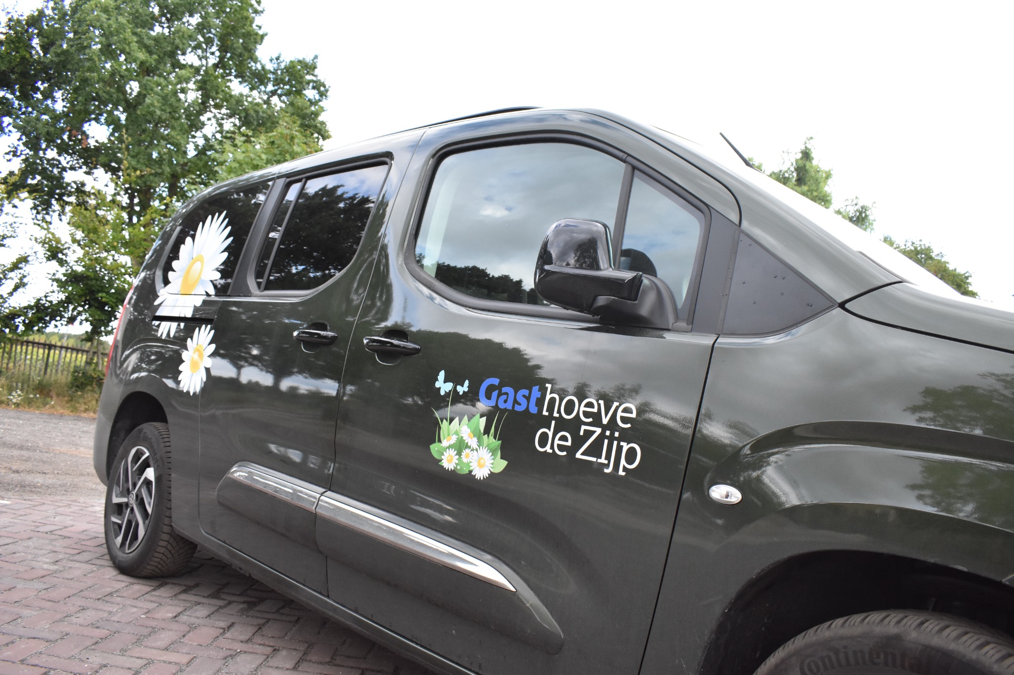 Bedrijfsauto met logo Gasthoeve de Zijp
